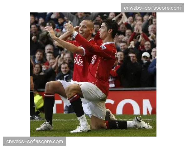 特写：镜头记录下朗斯队长福法纳训练结束后加练任意球的半小时