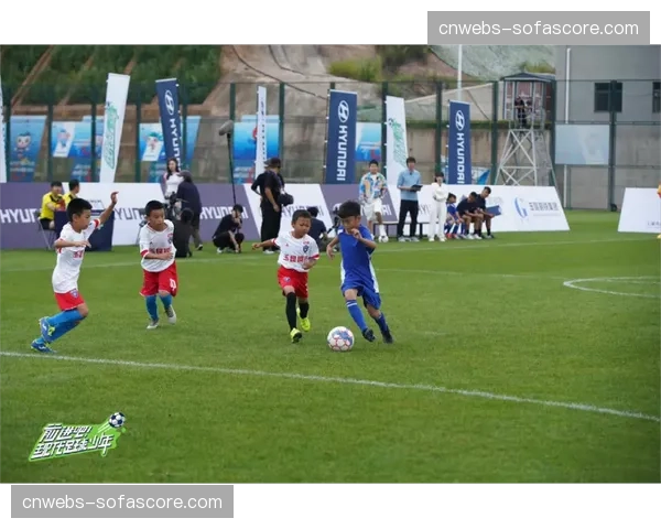 欧足联“足球价值观”项目走进巴黎小学，登贝莱参与公益活动